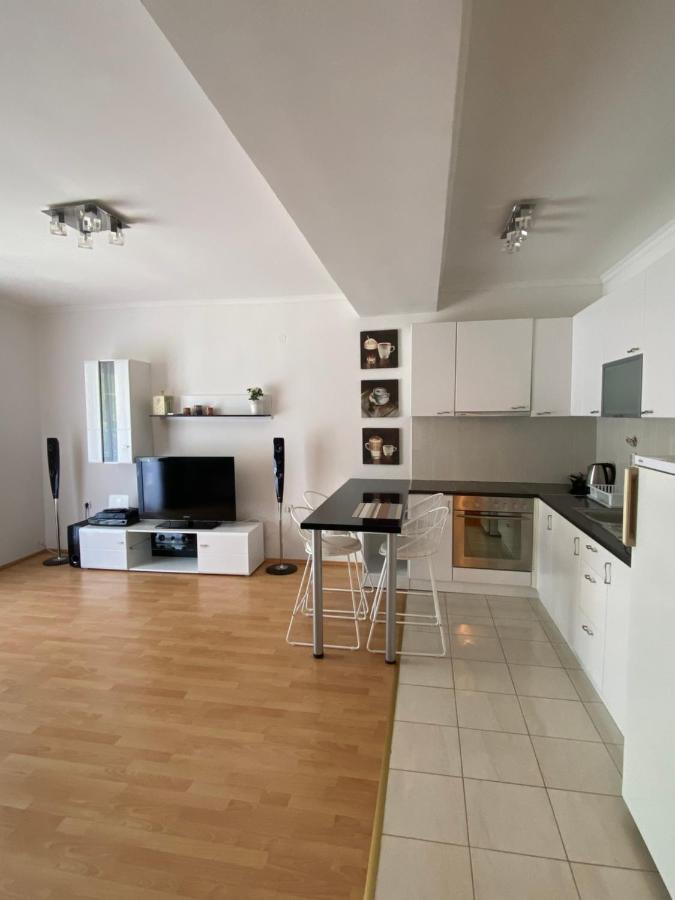 Aqua Blue Apartment Pestani Exterior photo